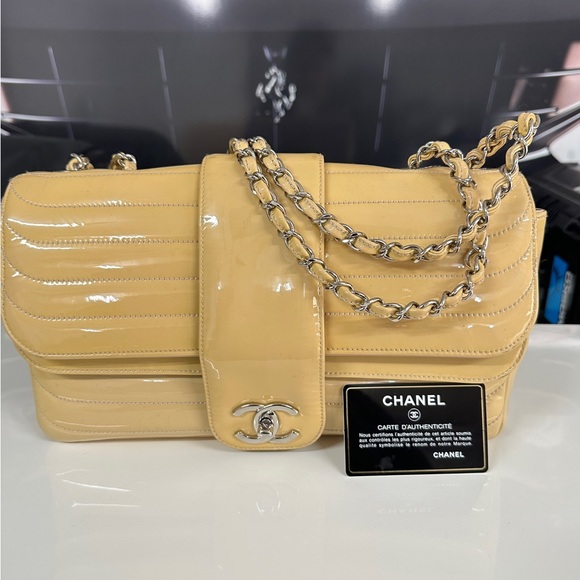 Chanel - Picture 6 of 8